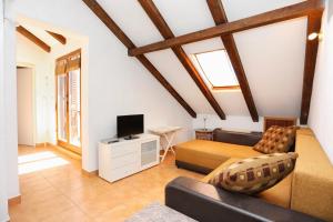 One-Bedroom Apartment with Terrace and Sea View room in Apartment Okrug Donji 2977b