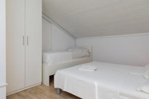 Apartments by the sea Duce, Omis - 2992