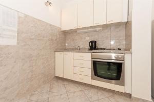 Apartments with parking space Pisak, Omis - 2827