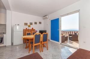 Apartments with parking space Pisak, Omis - 2827