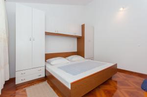 Apartments with parking space Pisak, Omis - 2827