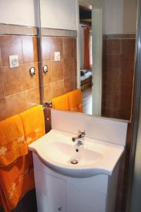 Apartments by the sea Pucisca, Brac - 2927