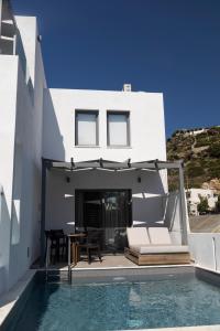 SKYROS BLUE SUITES