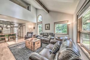 Cozy Cloudcroft Townhome about 1 Mi to Burro Ave!