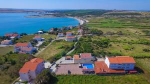 Apartments with a swimming pool Caska, Pag - 3085