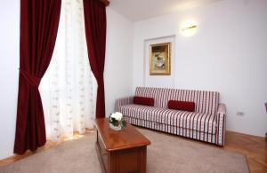 Rooms with a swimming pool Tisno, Murter - 3219