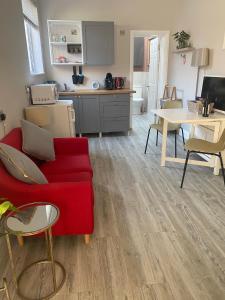 Hugo Mews Bright Studio Apartment