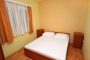 Apartments by the sea Rogoznica 3198