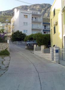 Apartments with a parking space Duce, Omis - 3190 