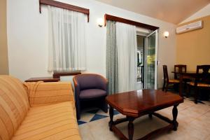 Apartments by the sea Rogoznica - 3197