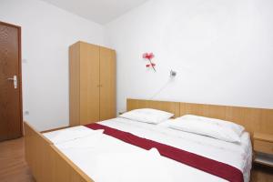 Apartments by the sea Jagodna, Hvar - 3249