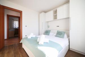 Apartments by the sea Petrcane, Zadar - 3274