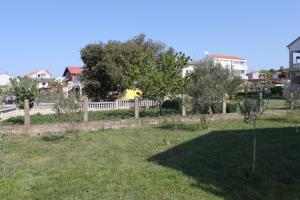 Family friendly seaside apartments Sukosan Zadar  3273
