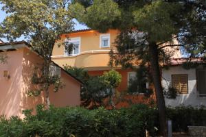 Apartments with a parking space Petrcane, Zadar - 3300 