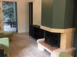 Charmant Gîte Familial Rénové avec 3 Chambres, Cheminée et Jardin, Proche Le Mans - FR-1-410-332