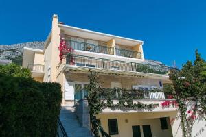 Apartments and rooms with parking space Brela, Makarska - 2717 