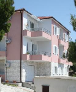 Apartments by the sea Bilo, Primosten - 3090 