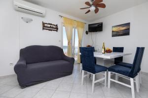 Three-Bedroom Apartment with Balcony and Sea View room in Apartment Mimice 2805b
