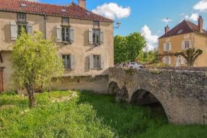 Maisons de vacances confortable maison familiale a l'entree du village medieval : photos des chambres