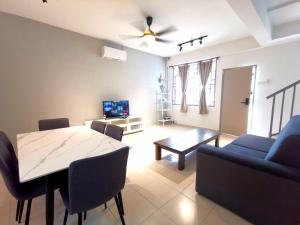 Maco Home Premium Suite Corner at Mount Austin Taman Daya