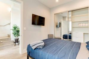 3 Luxury Modern Homes 12 bedrooms & Rooftop Decks