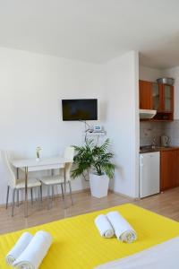 Apartments with a parking space Duce, Omis - 4799