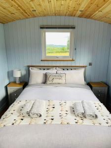 Bespoke luxury huts with hot tubs. Located in the black mountains.
