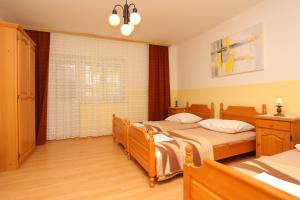 Apartment with Terrace and Sea View room in Apartments with a parking space Nemira Omis - 4652