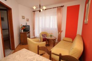 One-Bedroom Apartment with Balcony and Sea View room in Apartments with a parking space Nemira Omis - 4652