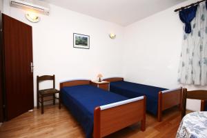 Studio with Balcony and Sea View room in Apartments with a parking space Nemira Omis - 4652