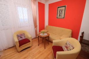 Apartments with parking space Nemira, Omis - 4652