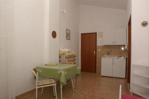 Apartments by the sea Pisak, Omis - 2750