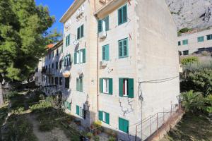 Apartments by the sea Omis - 2806