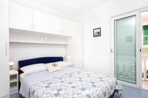 One-Bedroom Apartment with Terrace and Sea View room in Apartments and rooms by the sea Zivogosce - Porat Makarska - 2733