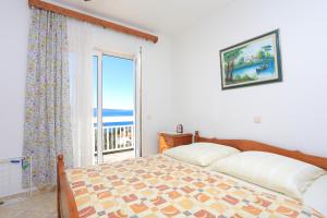 One-Bedroom Apartment with Balcony and Sea View room in Apartments with a parking space Stanici Omis - 2818