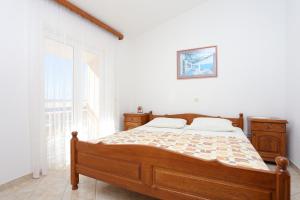 One-Bedroom Apartment with Balcony and Sea View room in Apartments with a parking space Stanici Omis - 2818
