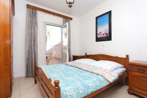 One-Bedroom Apartment with Terrace and Sea View room in Apartments with a parking space Stanici Omis - 2818
