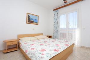 Studio with Balcony and Sea View room in Apartments with a parking space Stanici Omis - 2818