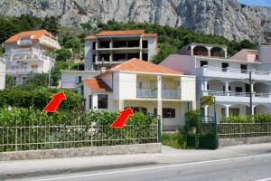 Apartments with a parking space Omis - 2751