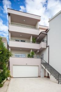 Apartments by the sea Tucepi, Makarska - 2677 