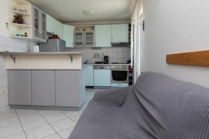 Apartments with parking space Mimice, Omis - 2805