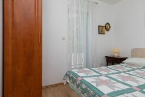 Apartments with parking space Mimice, Omis - 2805