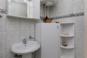 Apartments with parking space Mimice - Omis - 2805