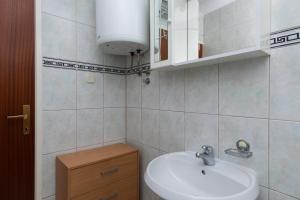 Apartments with parking space Mimice, Omis - 2805