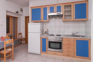 Apartments with a parking space Postira, Brac - 3065