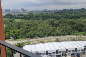 Lovely studio condo with balcony & pool @ Suria Jelutong