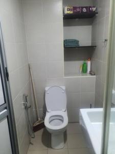 Lovely studio condo with balcony & pool @ Suria Jelutong