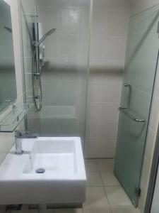 Lovely studio condo with balcony & pool @ Suria Jelutong