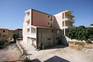 Apartments with a parking space Duce, Omis - 4650 