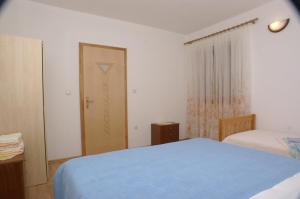 Apartments by the sea Pisak, Omis - 2750